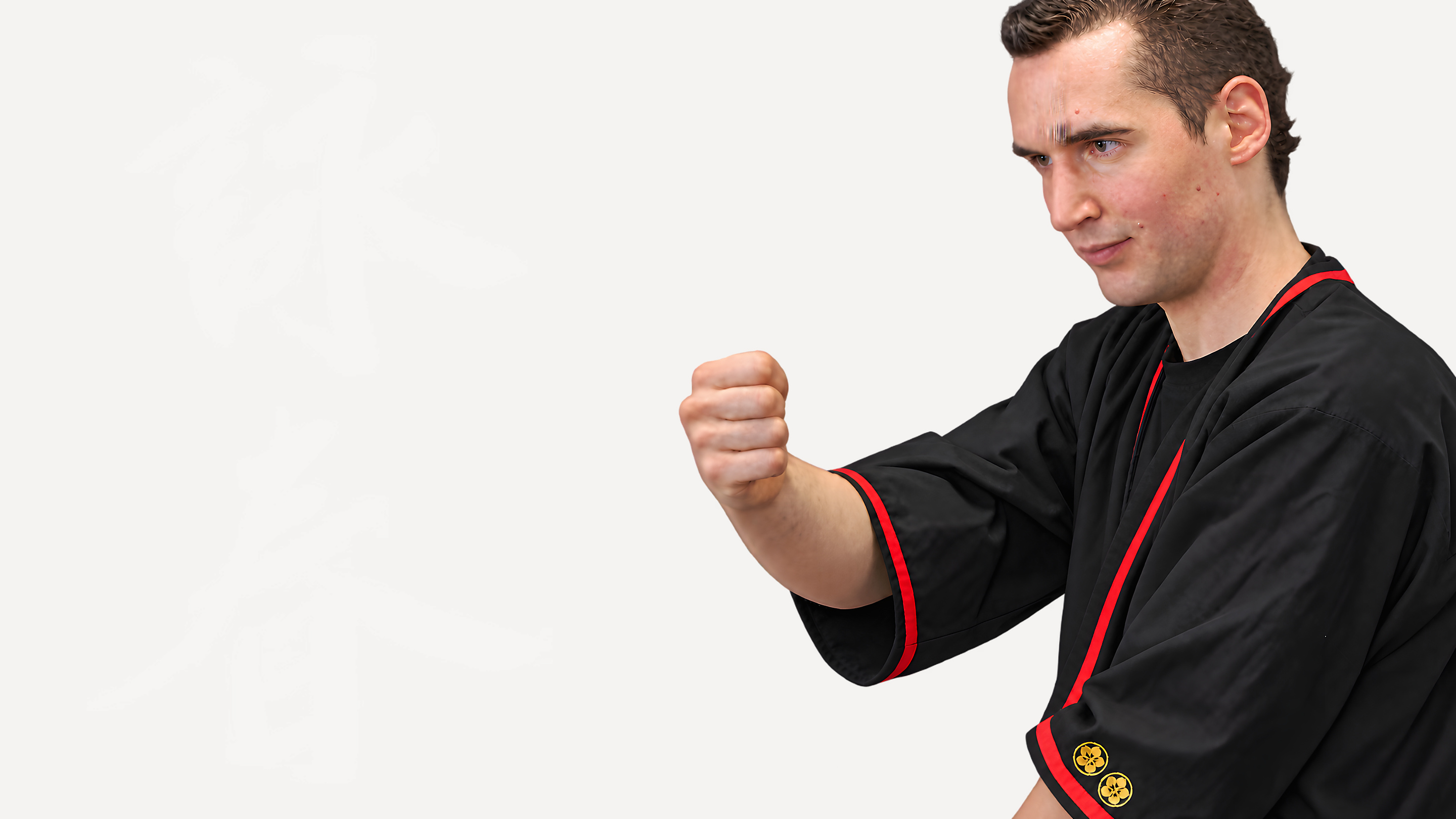 Wing Chun Fauststoß in schwarzem Trainingsshirt mit rotem Besatz — Akademie Bretten und Karlsruhe